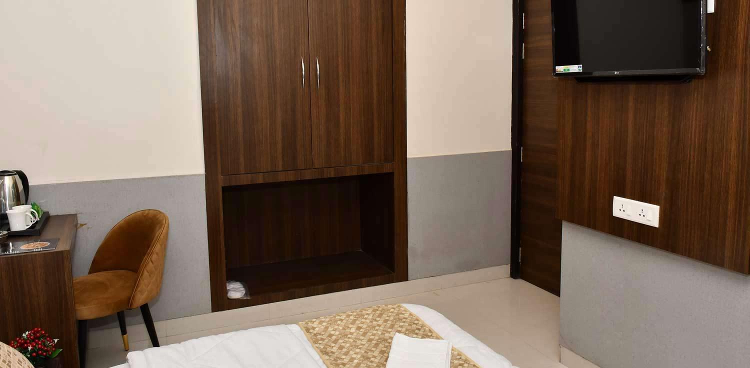 Hotel The Heera Divine Канпур Екстериор снимка
