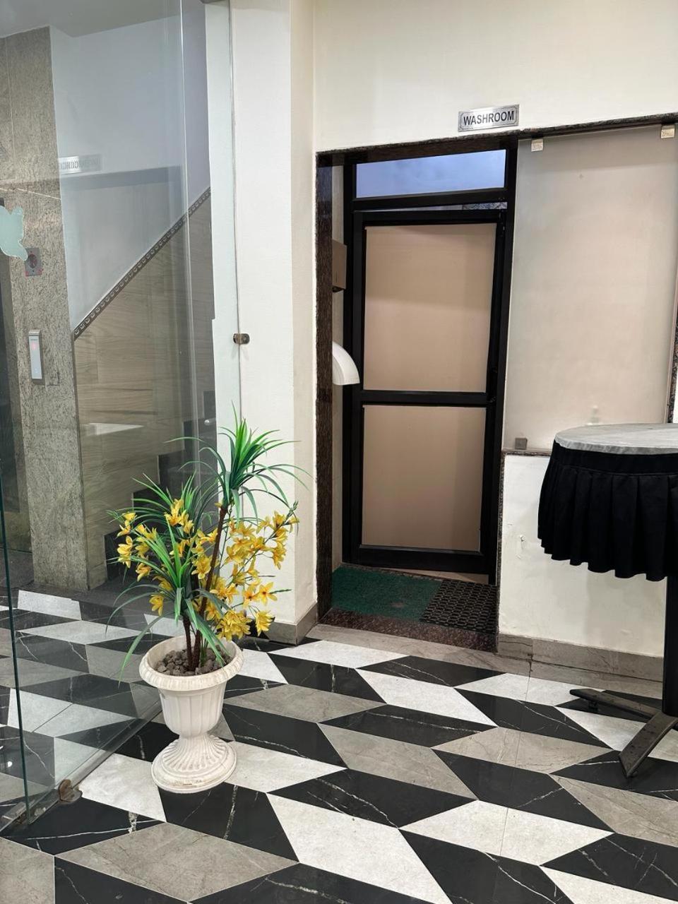 Hotel The Heera Divine Канпур Екстериор снимка