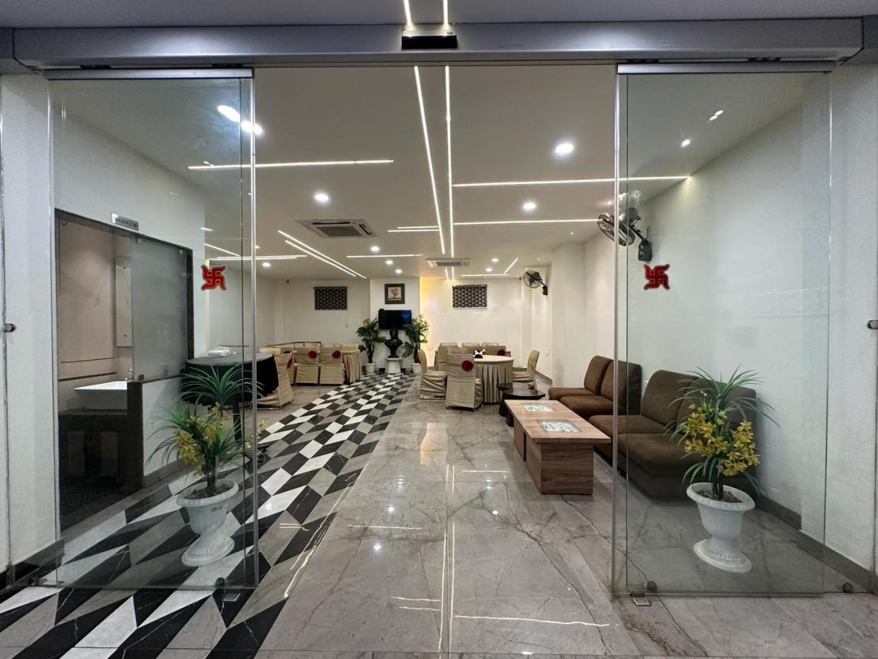 Hotel The Heera Divine Канпур Екстериор снимка