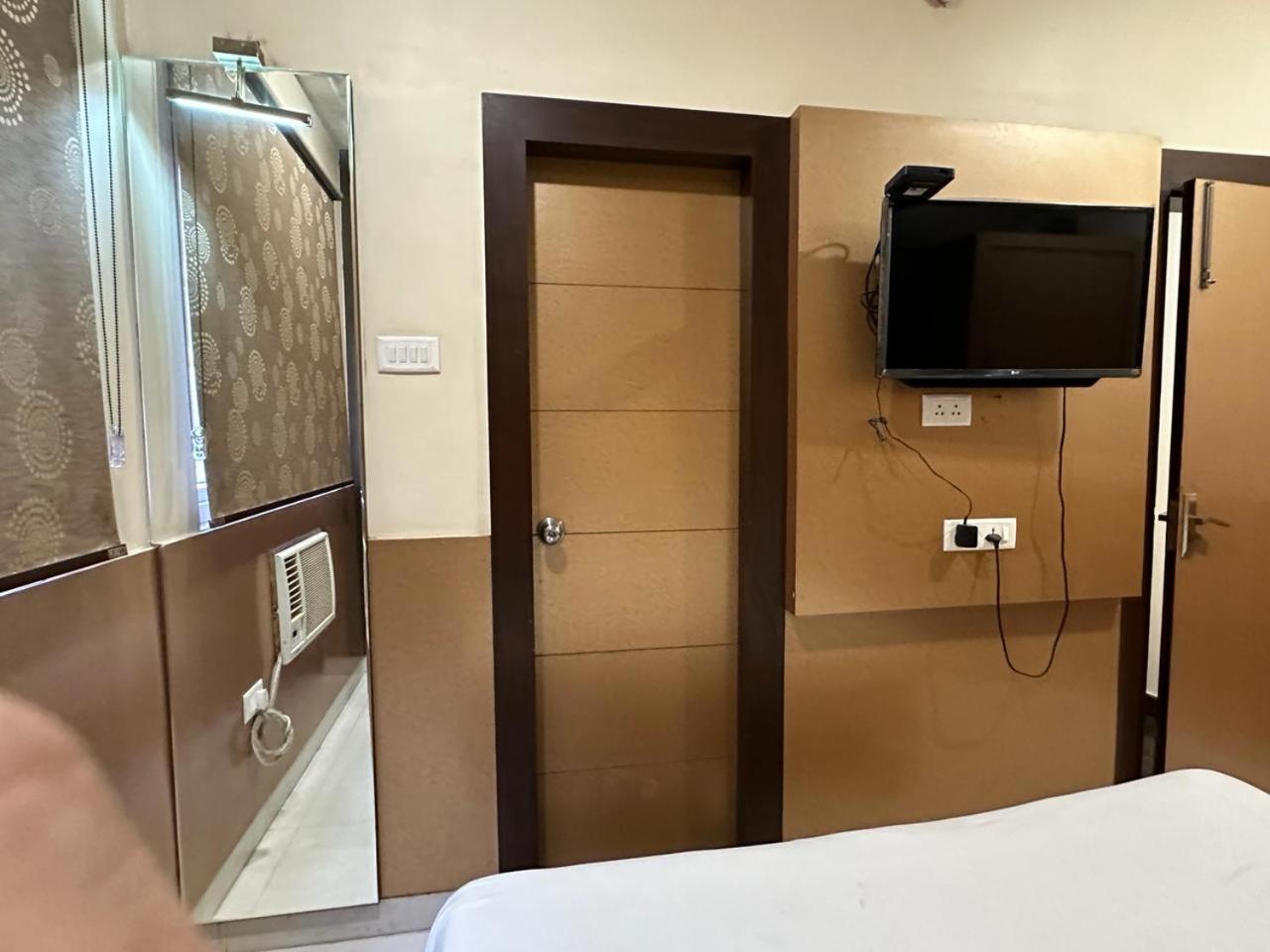 Hotel The Heera Divine Канпур Екстериор снимка