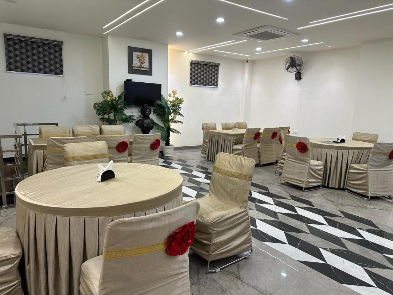Hotel The Heera Divine Канпур Екстериор снимка
