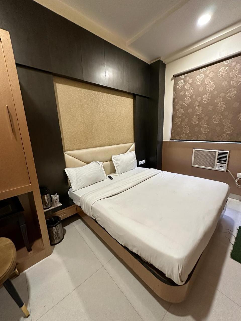 Hotel The Heera Divine Канпур Екстериор снимка
