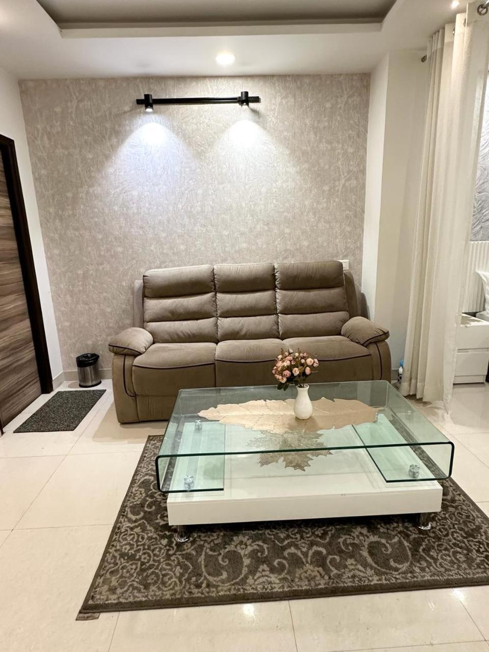 Hotel The Heera Divine Канпур Екстериор снимка