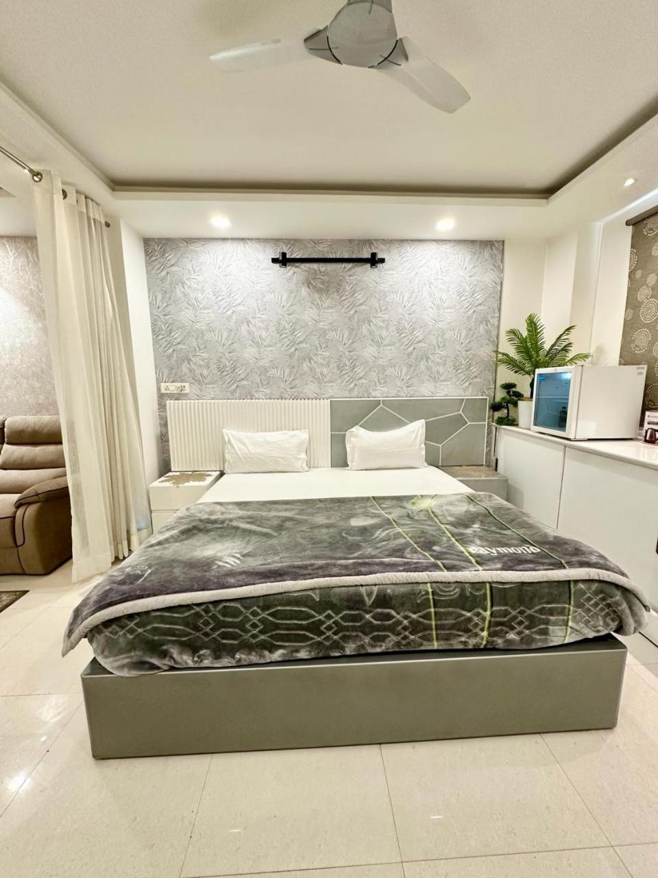 Hotel The Heera Divine Канпур Екстериор снимка