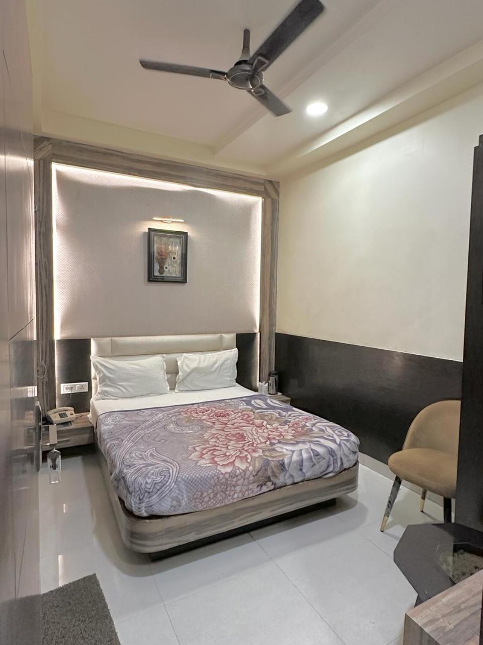 Hotel The Heera Divine Канпур Екстериор снимка
