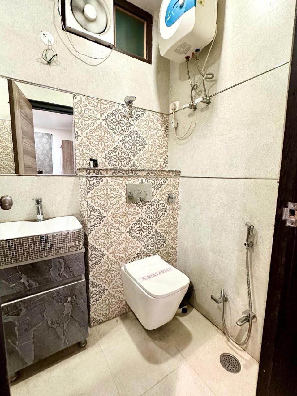 Hotel The Heera Divine Канпур Екстериор снимка