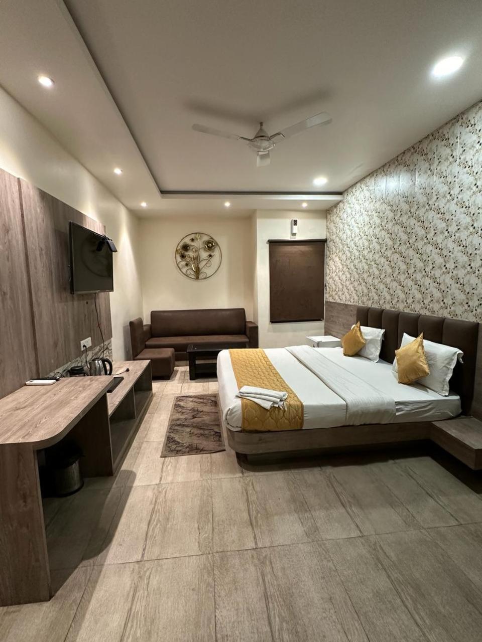 Hotel The Heera Divine Канпур Екстериор снимка