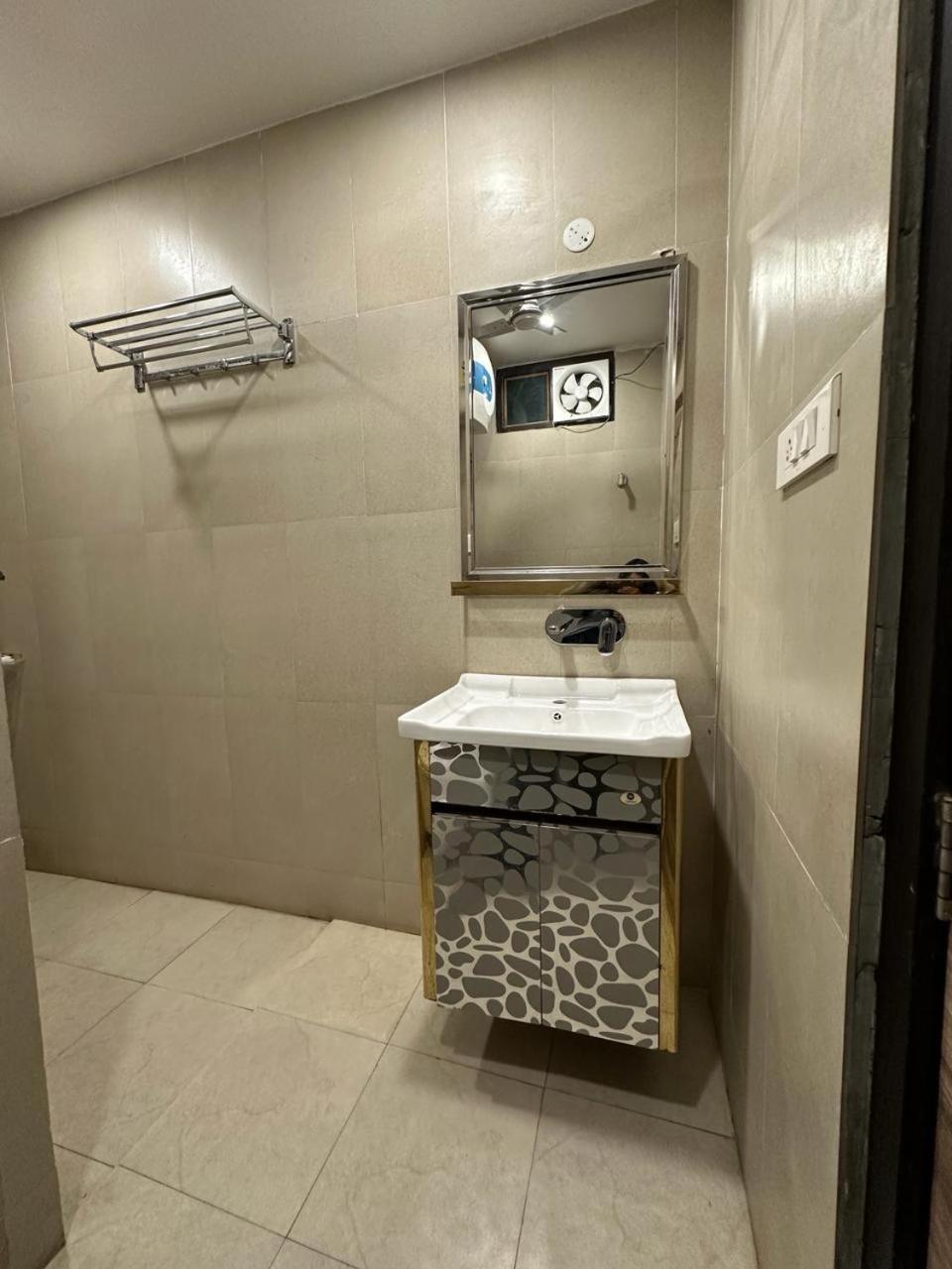 Hotel The Heera Divine Канпур Екстериор снимка