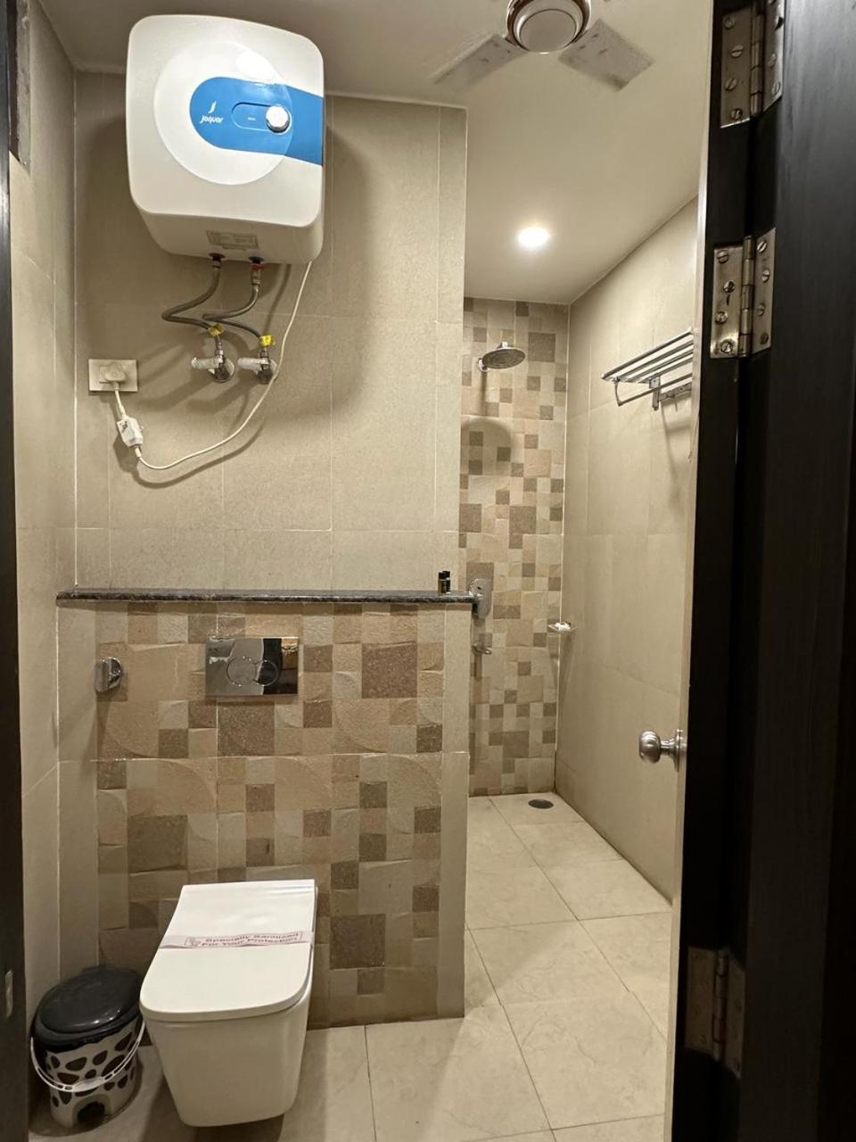 Hotel The Heera Divine Канпур Екстериор снимка
