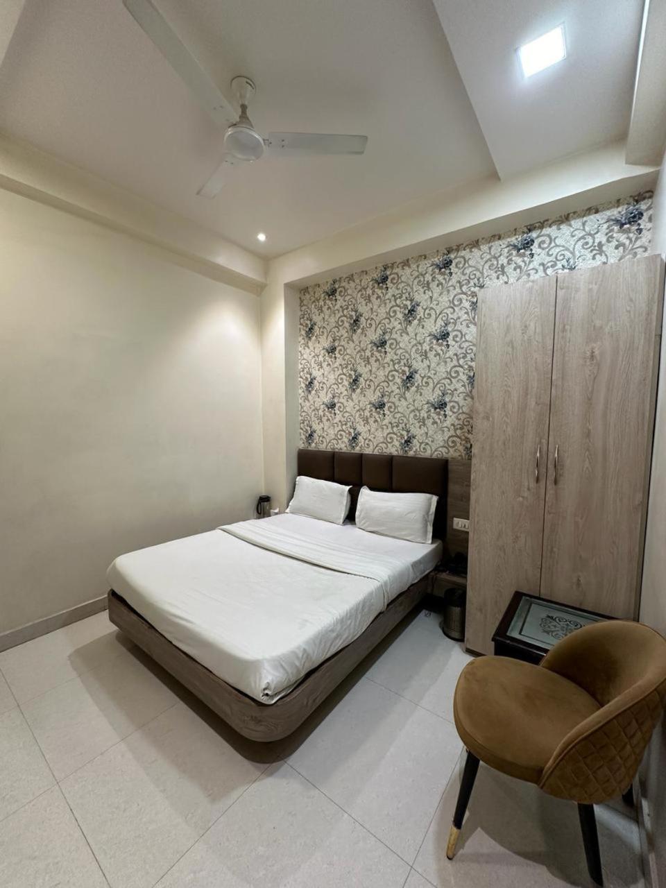 Hotel The Heera Divine Канпур Екстериор снимка