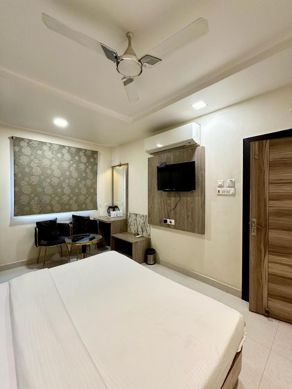 Hotel The Heera Divine Канпур Екстериор снимка