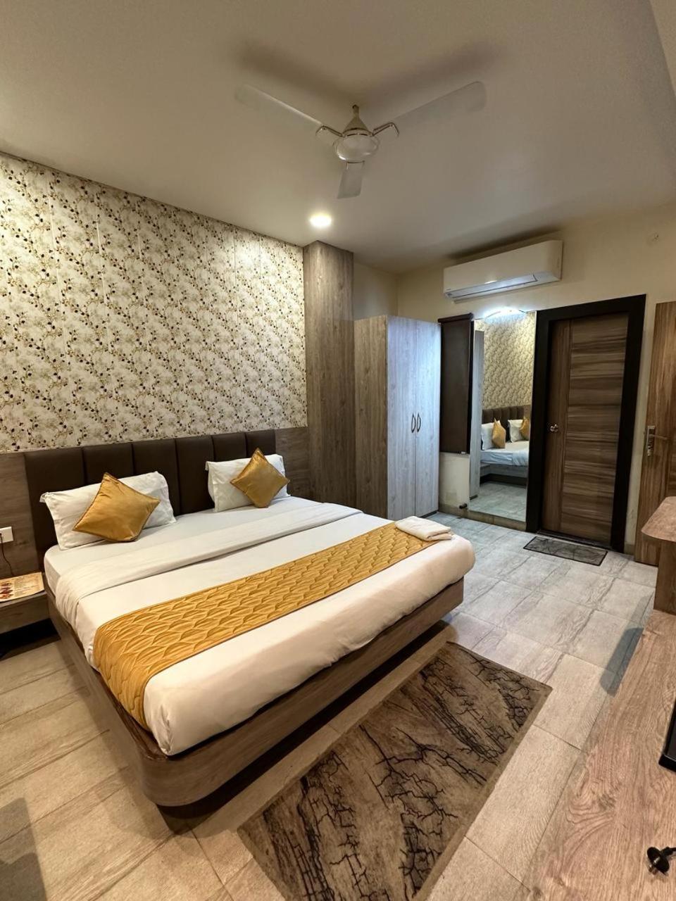Hotel The Heera Divine Канпур Екстериор снимка