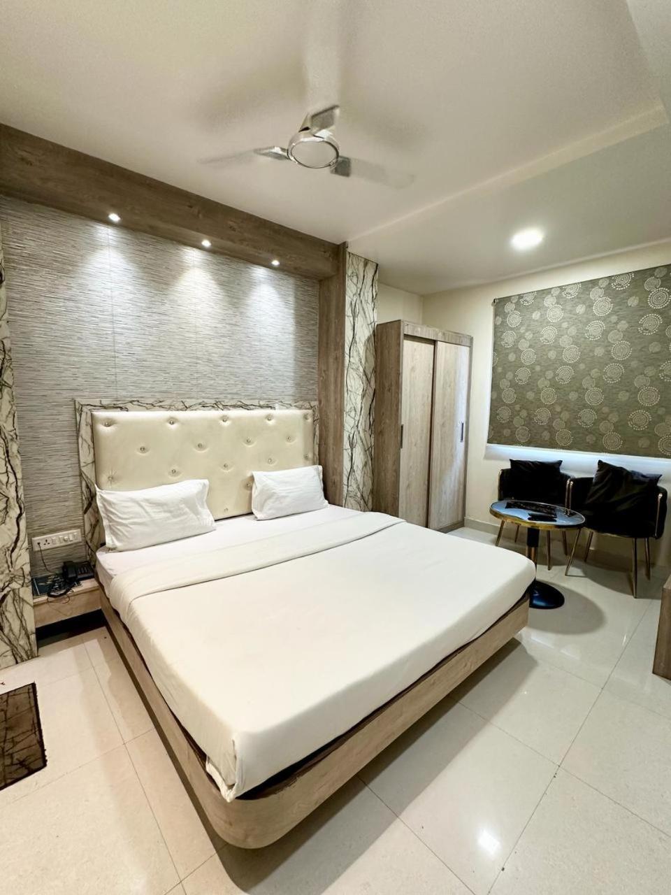 Hotel The Heera Divine Канпур Екстериор снимка