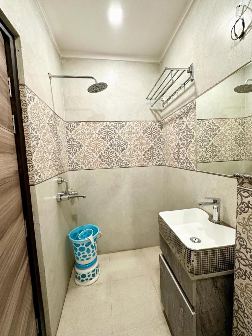 Hotel The Heera Divine Канпур Екстериор снимка