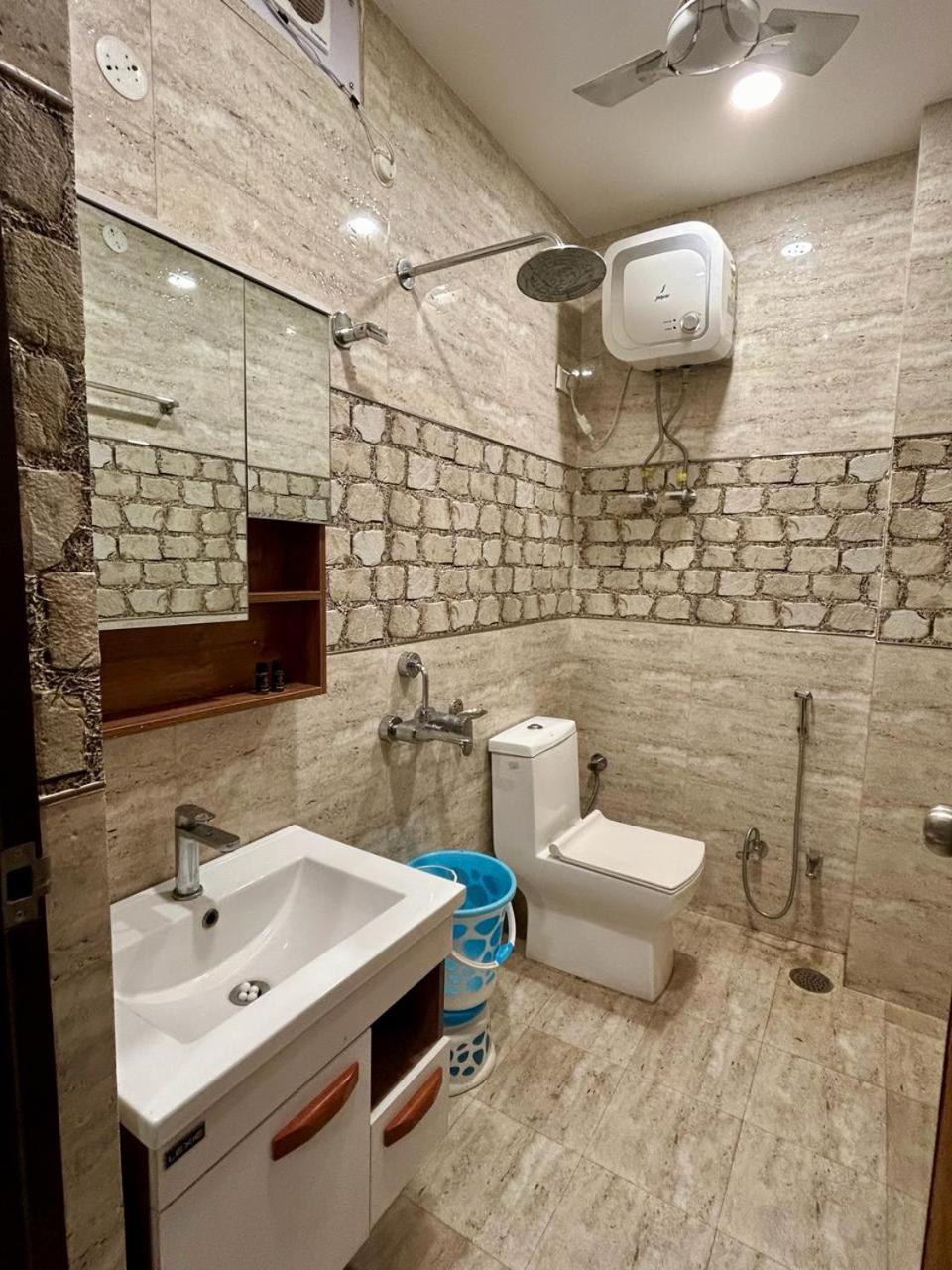 Hotel The Heera Divine Канпур Екстериор снимка
