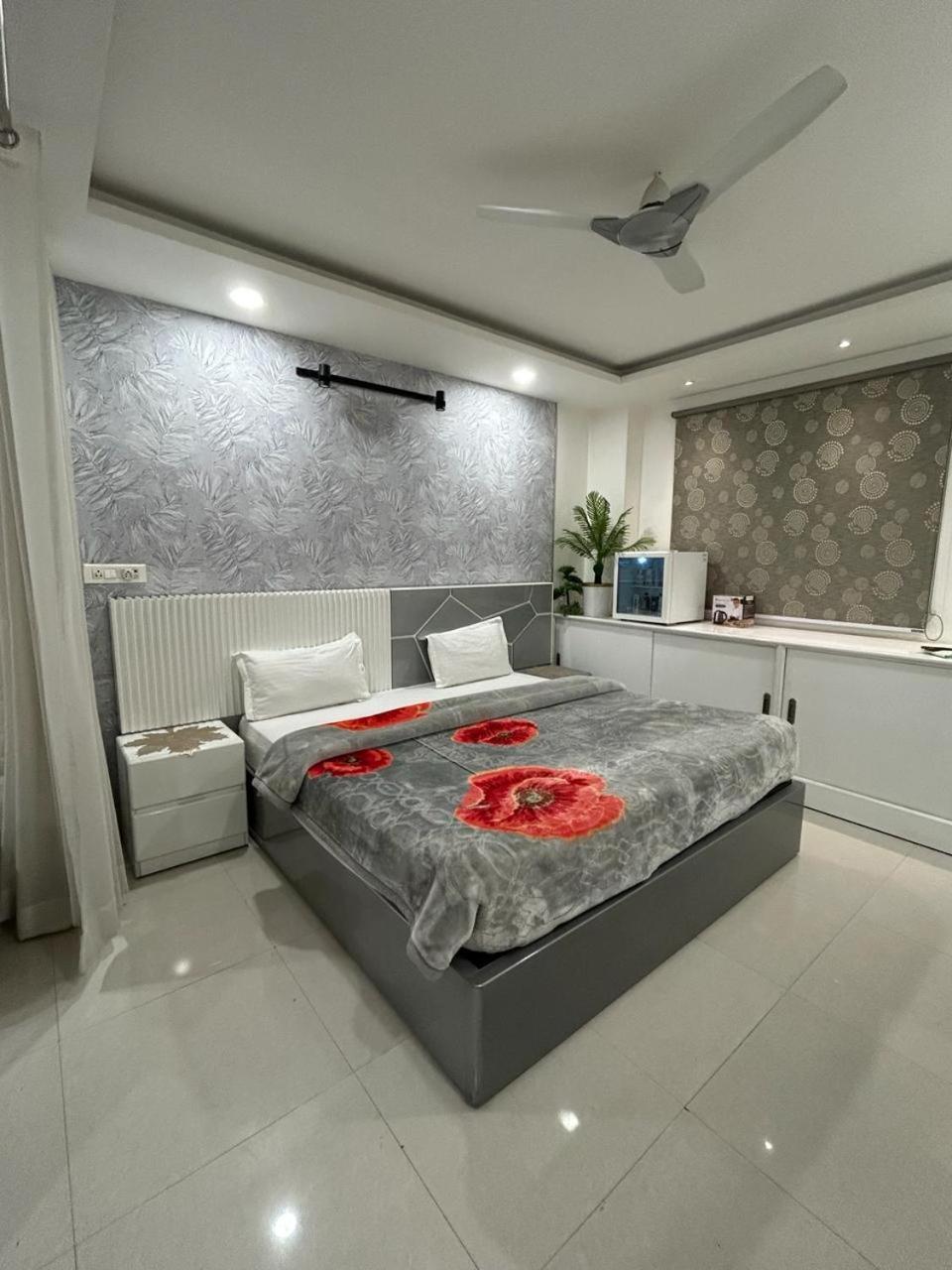 Hotel The Heera Divine Канпур Екстериор снимка