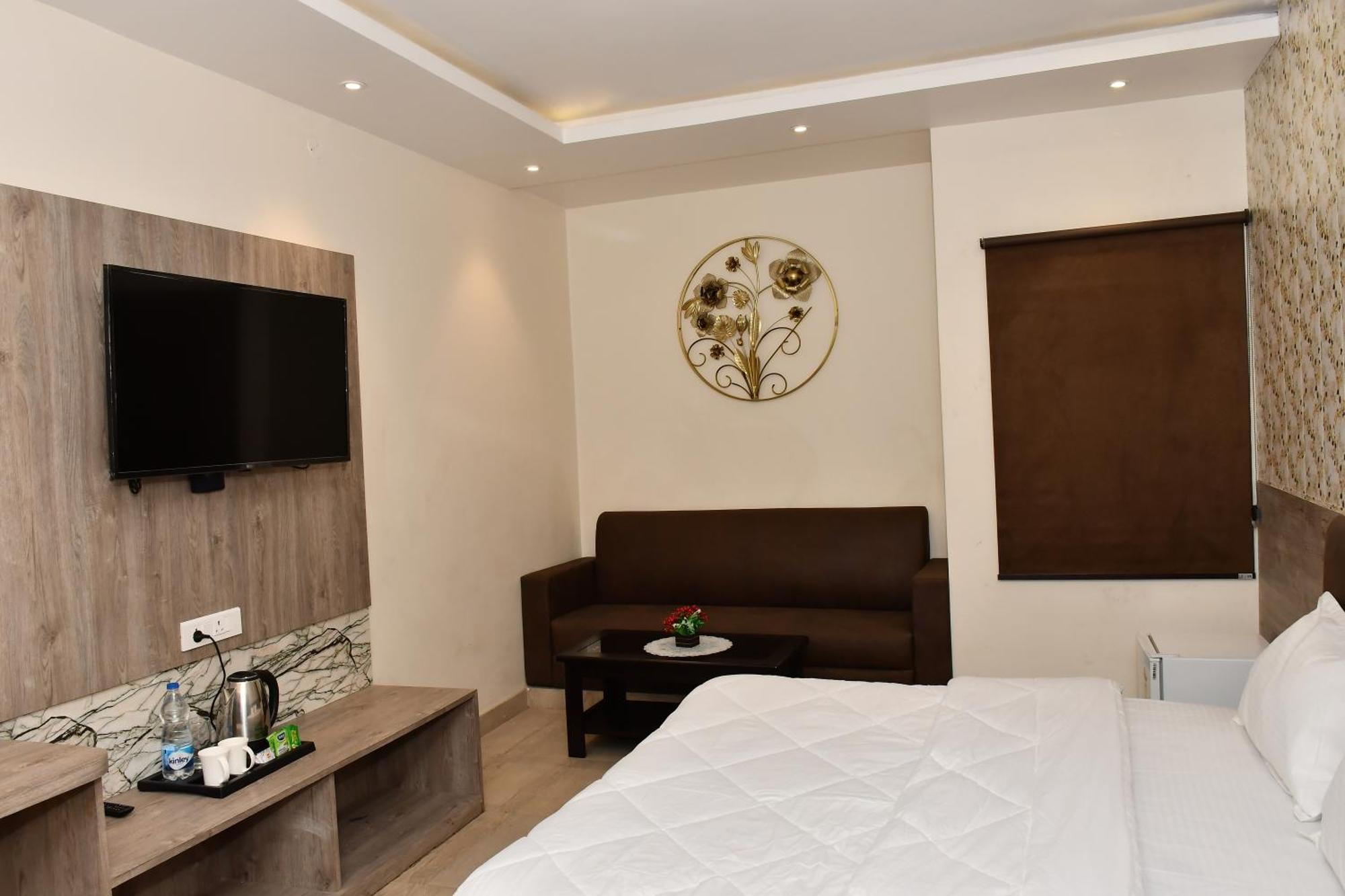 Hotel The Heera Divine Канпур Екстериор снимка