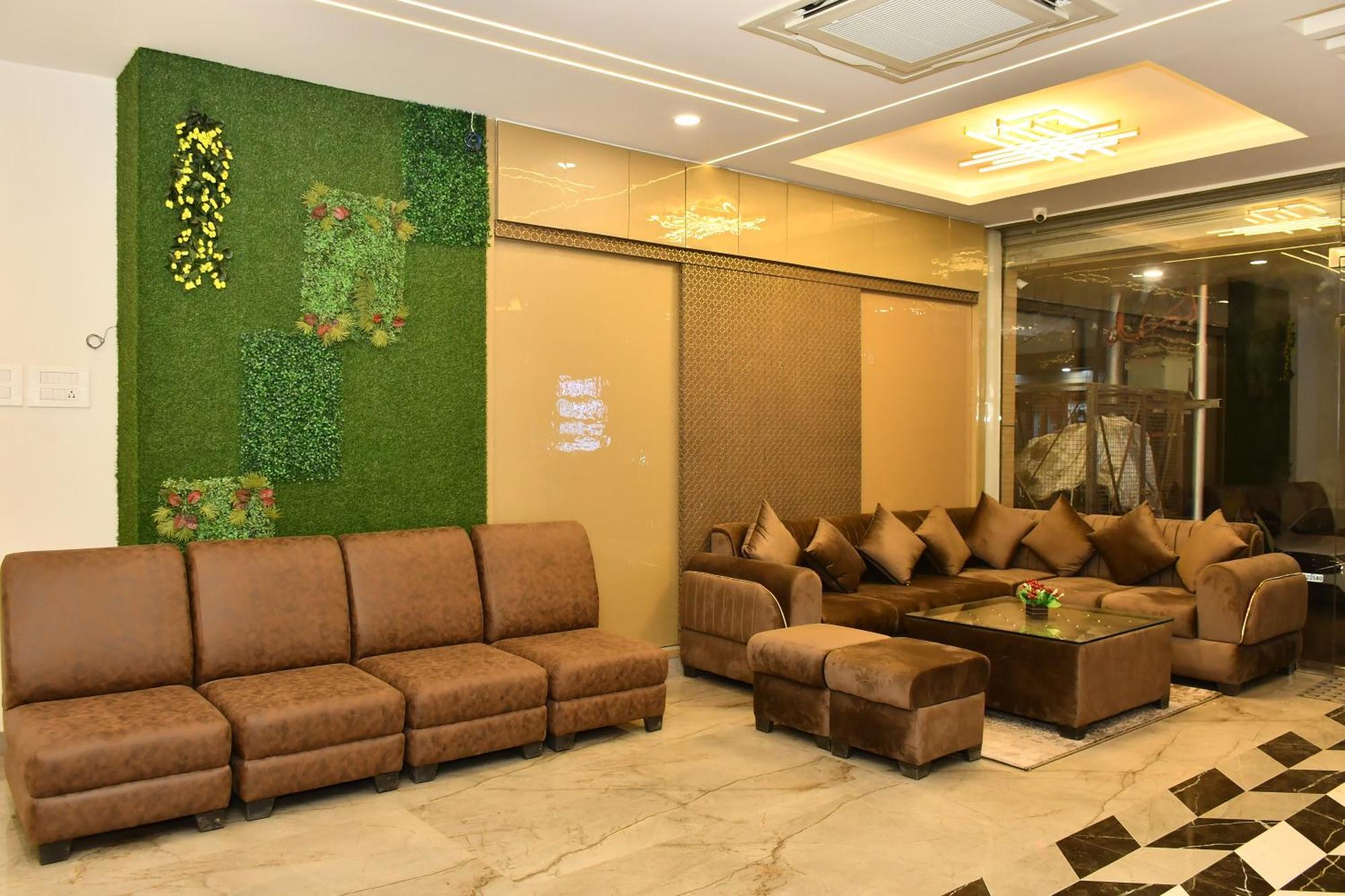 Hotel The Heera Divine Канпур Екстериор снимка