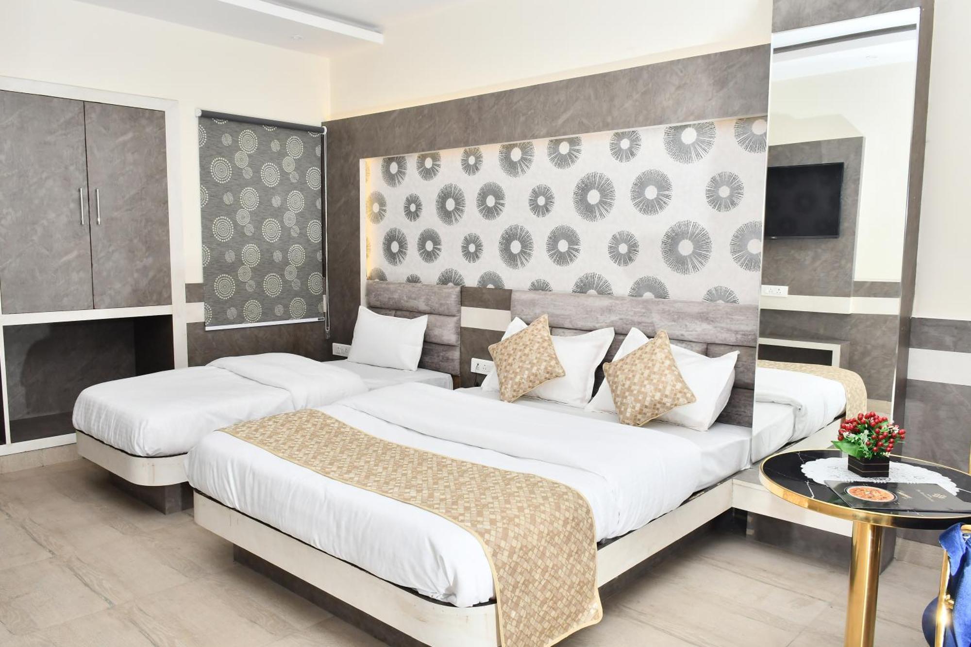 Hotel The Heera Divine Канпур Екстериор снимка